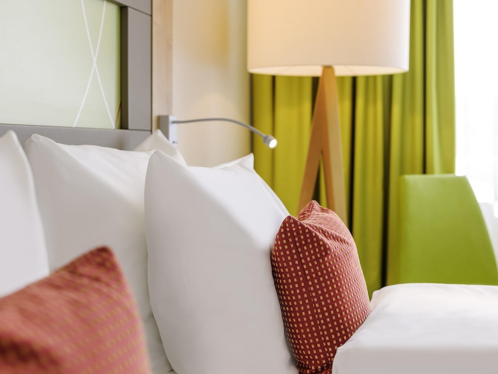 Habitación Standard con dos camas individuales del hotel Mercure Saarbrücken City. Foto 2