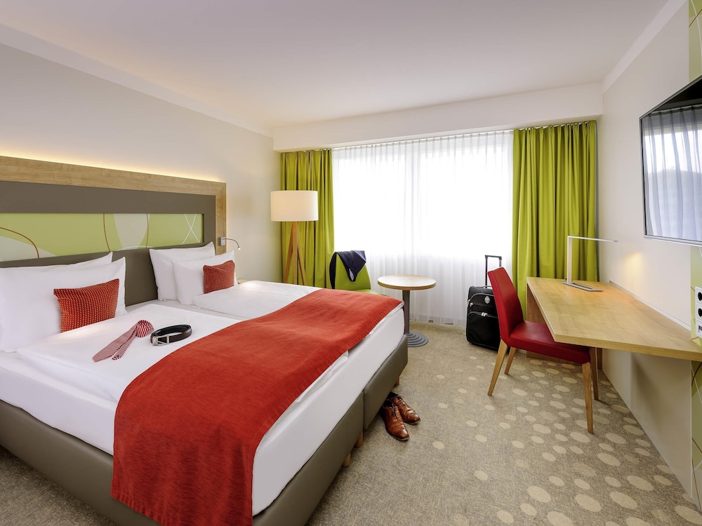 Habitación de categoría superior con cama doble del hotel Mercure Saarbrücken City. Foto 2