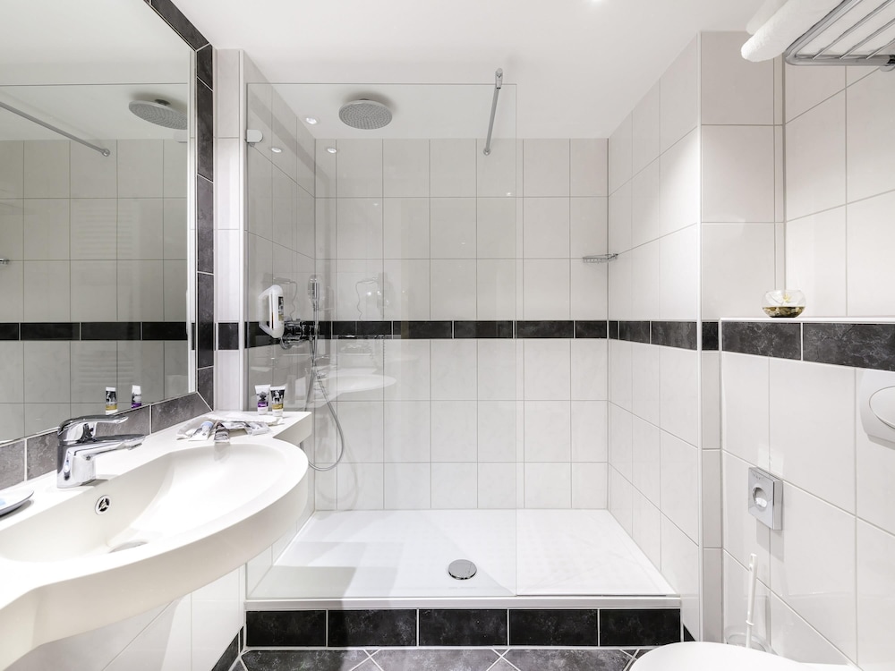 Habitación de categoría superior con 2 camas individuales del hotel Mercure Saarbrücken City. Foto 3