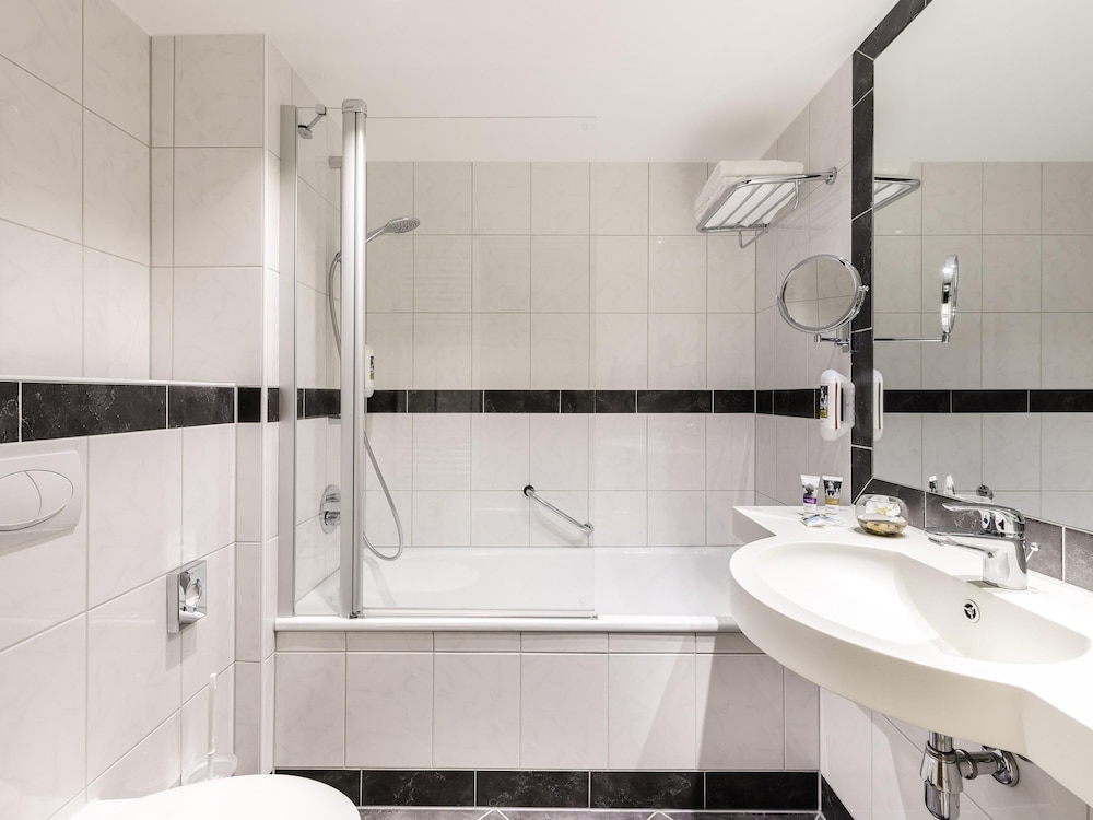 Habitación de categoría superior con una cama King Size del hotel Mercure Saarbrücken City. Foto 1