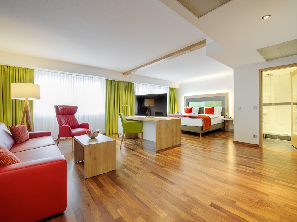 Habitación Privilege con cama doble y sofá del hotel Mercure Saarbrücken City. Foto 1