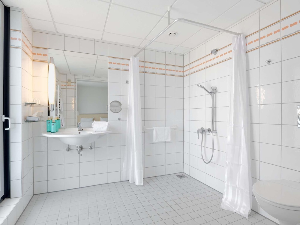 Habitación estándar, 1 cama de matrimonio del hotel Novotel Berlin Mitte. Foto 4