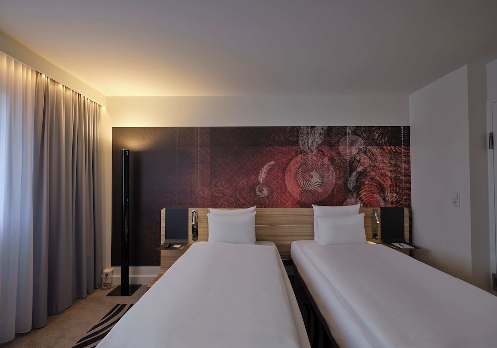 Habitación estándar con 2 camas individuales del hotel Novotel Munich City. Foto 1