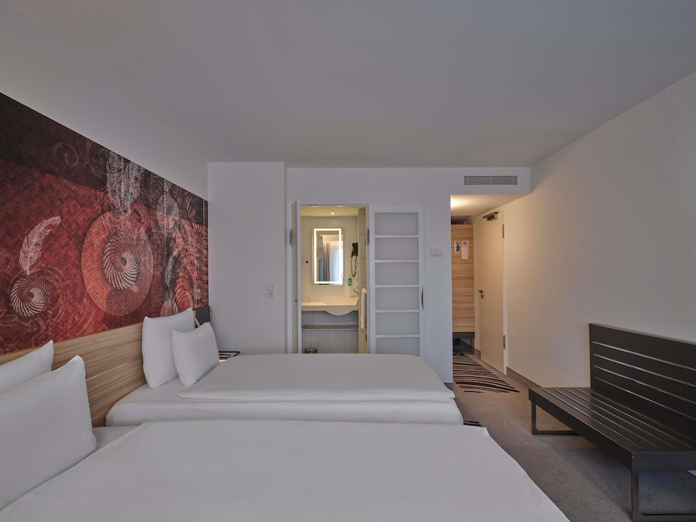 Habitación estándar con 2 camas individuales del hotel Novotel Munich City. Foto 4