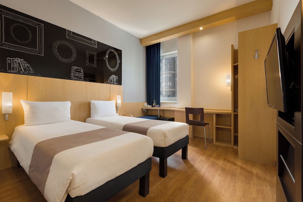 Habitación estándar con 2 camas individuales del hotel Ibis Kiev City Center. Foto 1