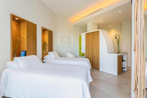 Habitación Doble adaptada para personas de movilidad reducida - 2 camas del hotel Higuerón Málaga, Curio Collection by Hilton