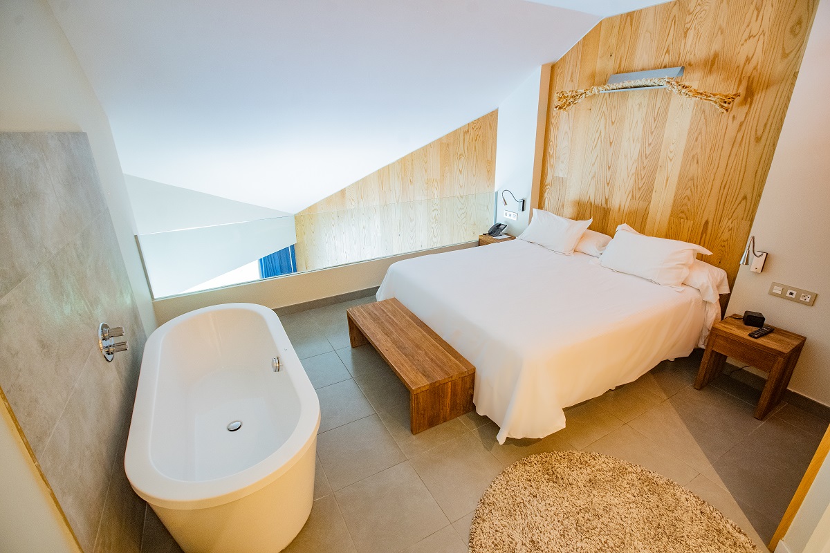 Habitación doble Vista Mar Duplex del hotel Higuerón Málaga, Curio Collection by Hilton. Foto 1