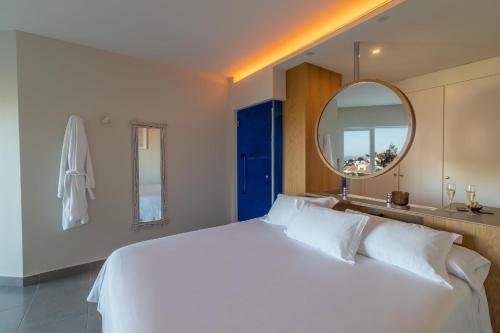 Habitación Deluxe con vistas al mar - Cama extragrande del hotel Higuerón Málaga, Curio Collection by Hilton. Foto 1