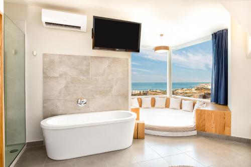 Suite Panorámica con vistas al mar - Cama extragrande del hotel Higuerón Málaga, Curio Collection by Hilton