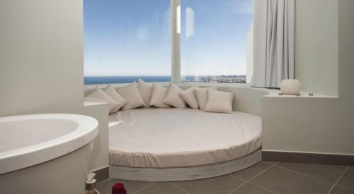 Suite Panorámica con vistas al mar - Cama extragrande del hotel Higuerón Málaga, Curio Collection by Hilton. Foto 3