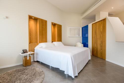 Suite de 1 dormitorio - 1 cama extragrande del hotel Higuerón Málaga, Curio Collection by Hilton. Foto 2