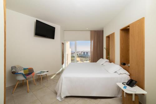 Habitación con cama extragrande y vistas al mar del hotel Higuerón Málaga, Curio Collection by Hilton. Foto 1