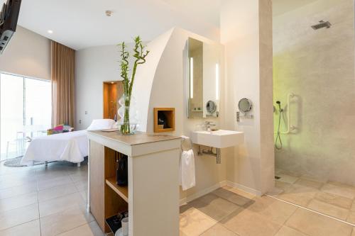 Habitación Doble adaptada para personas de movilidad reducida - 2 camas del hotel Higuerón Málaga, Curio Collection by Hilton. Foto 1