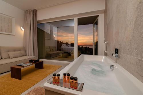 Suite Leiro con vistas al mar - cama extragrande del hotel Higuerón Málaga, Curio Collection by Hilton. Foto 8