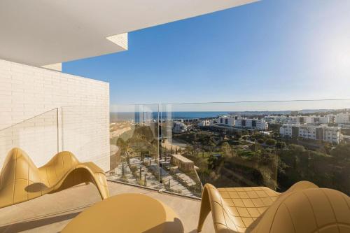 Suite Leiro con vistas al mar - cama extragrande del hotel Higuerón Málaga, Curio Collection by Hilton. Foto 10