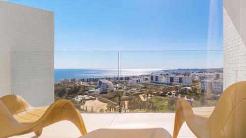 Suite Leiro con vistas parciales al mar - 1 cama extragrande del hotel Higuerón Málaga, Curio Collection by Hilton. Foto 6