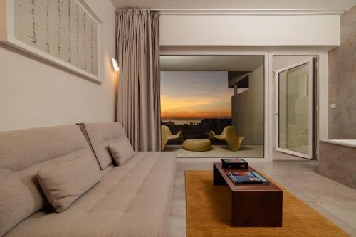 Suite Leiro - cama extragrande del hotel Higuerón Málaga, Curio Collection by Hilton