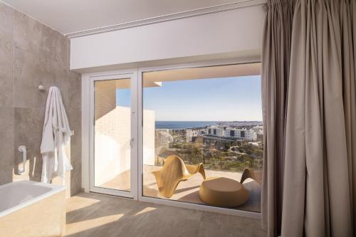 Suite Doble Leiro con vistas al mar - 2 camas del hotel Higuerón Málaga, Curio Collection by Hilton. Foto 1