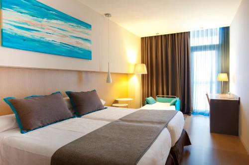 Habitación Triple con vistas al mar del hotel Atenea Port Barcelona Mataro. Foto 1