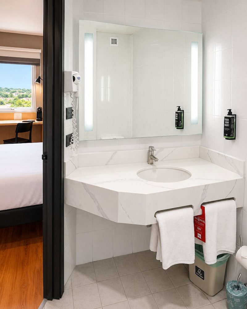Habitación estándar doble, 2 camas individuales del hotel Ibis Aguascalientes Norte. Foto 16