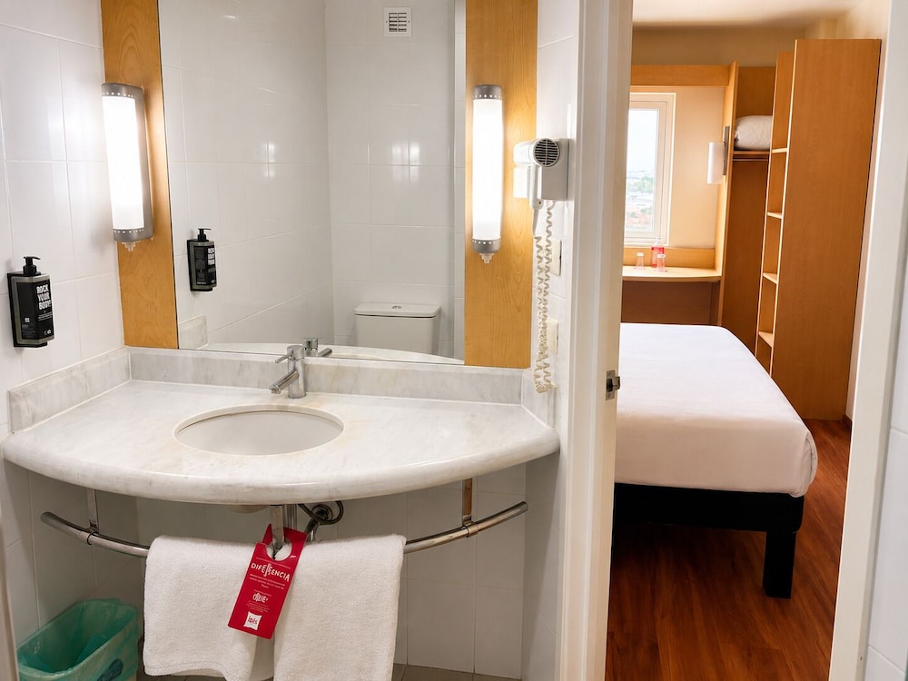 Habitación estándar doble, 1 cama doble del hotel Ibis Aguascalientes Norte. Foto 17