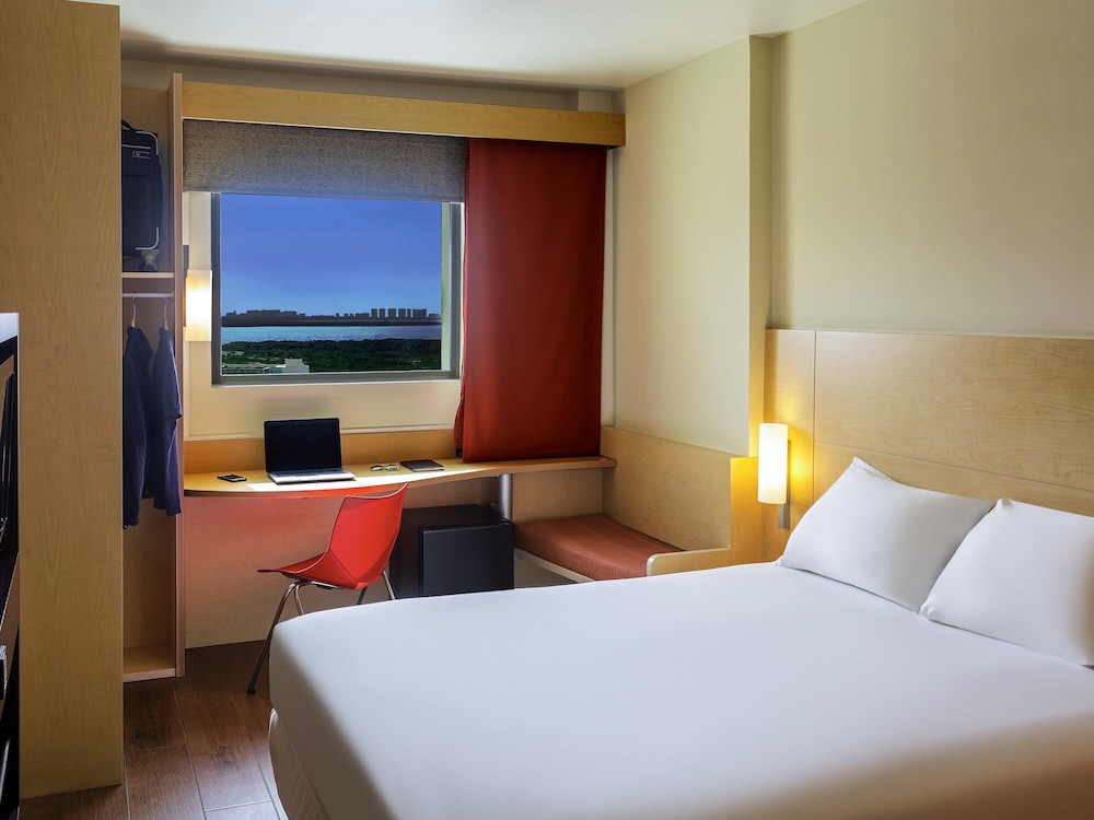 Una cama matrimonial, WiFi, televisor de pantalla plana LED y cuarto de baño con ducha del hotel Ibis Cancun Centro
