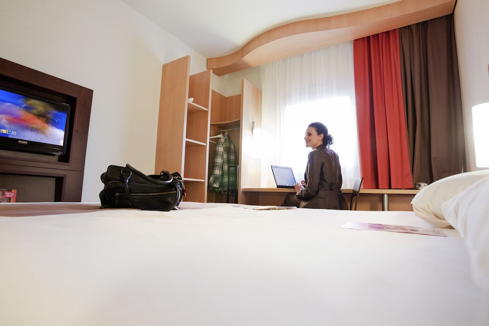 Una cama matrimonial, WiFi, televisor de pantalla plana LED y cuarto de baño con ducha del hotel Ibis Cancun Centro. Foto 3