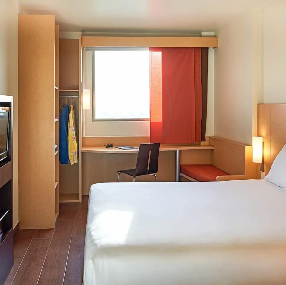 Una cama matrimonial, WiFi, televisor de pantalla plana LED y cuarto de baño con ducha del hotel Ibis Cancun Centro. Foto 4