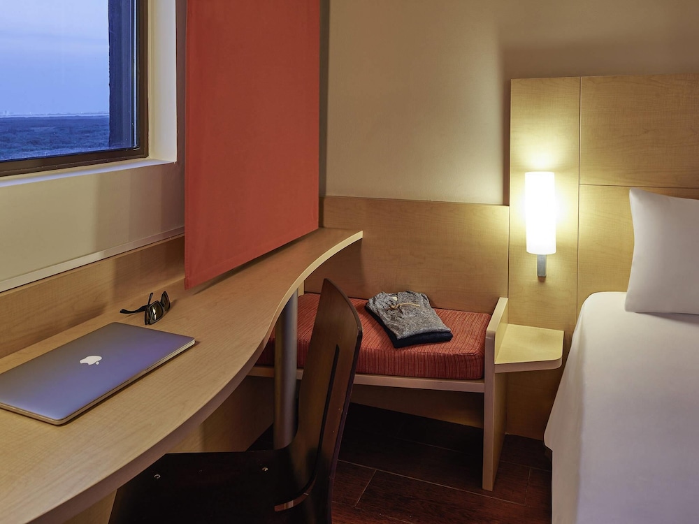 Una cama matrimonial, WiFi, televisor de pantalla plana LED y cuarto de baño con ducha del hotel Ibis Cancun Centro. Foto 9