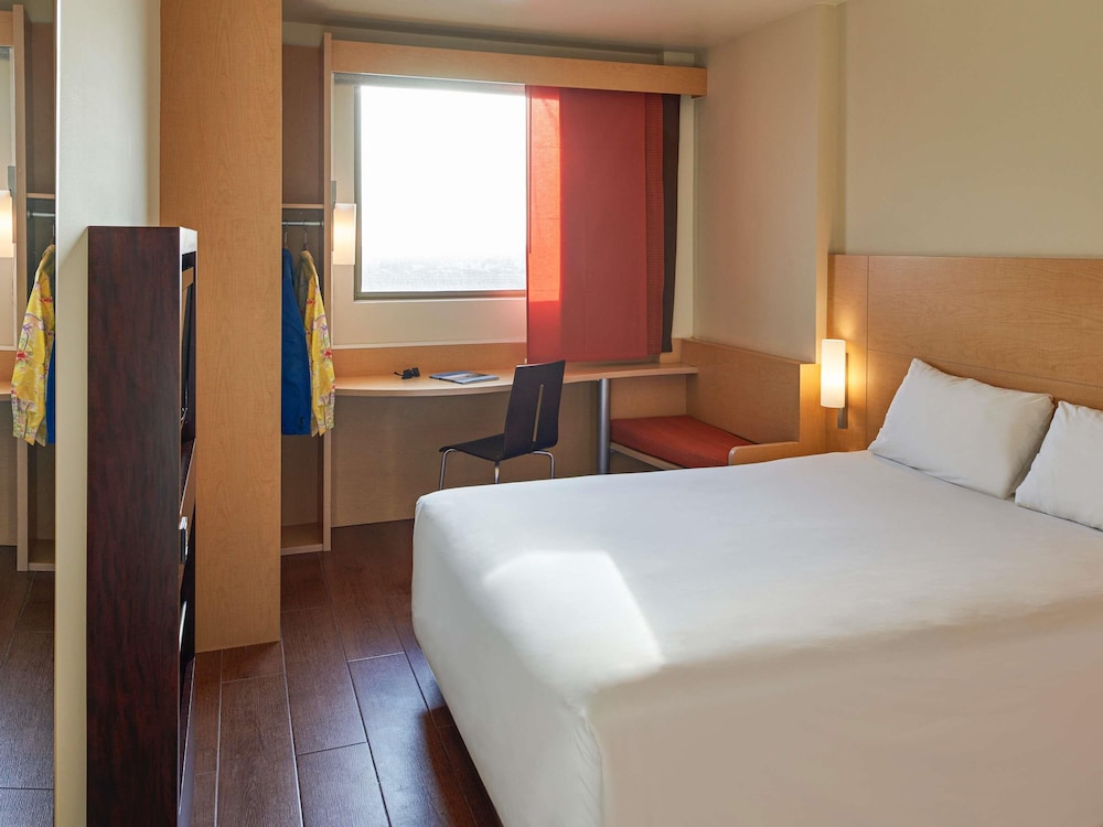 Una cama matrimonial, WiFi, televisor de pantalla plana LED y cuarto de baño con ducha del hotel Ibis Cancun Centro. Foto 10
