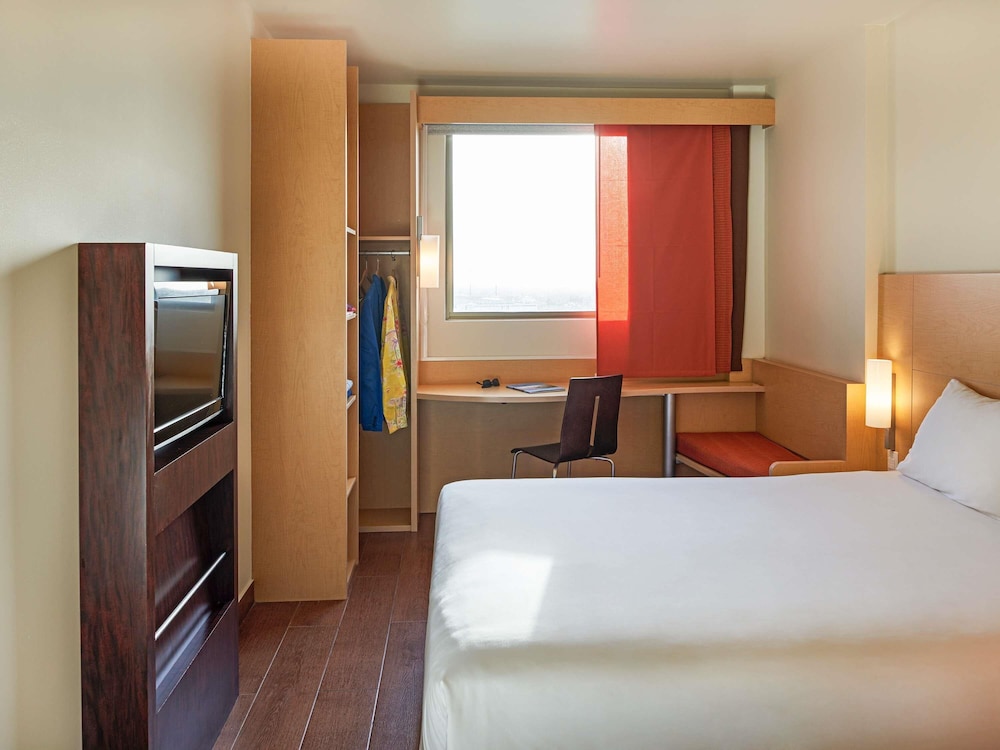 Una cama matrimonial, WiFi, televisor de pantalla plana LED y cuarto de baño con ducha del hotel Ibis Cancun Centro. Foto 11