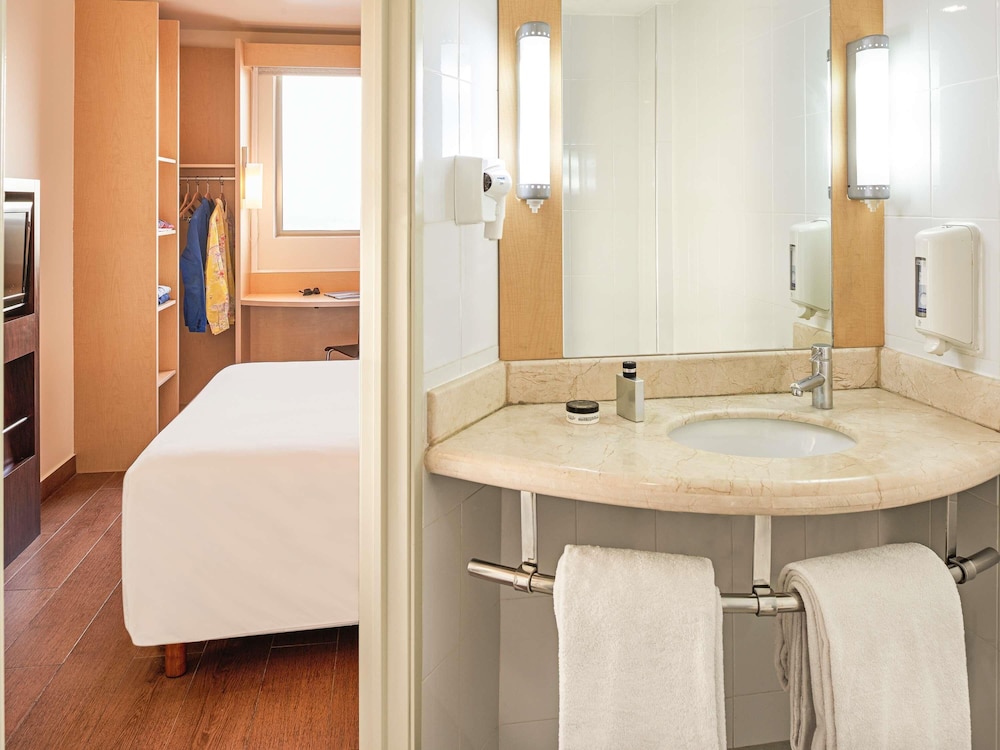 Una cama matrimonial, WiFi, televisor de pantalla plana LED y cuarto de baño con ducha del hotel Ibis Cancun Centro. Foto 12