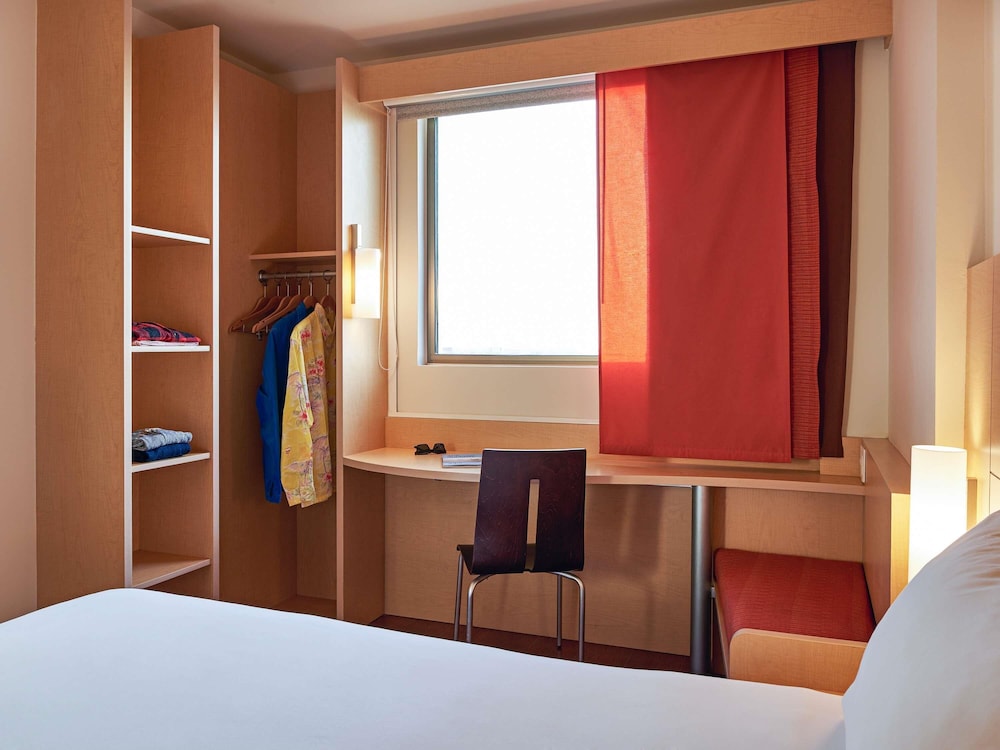 Una cama matrimonial, WiFi, televisor de pantalla plana LED y cuarto de baño con ducha del hotel Ibis Cancun Centro. Foto 13