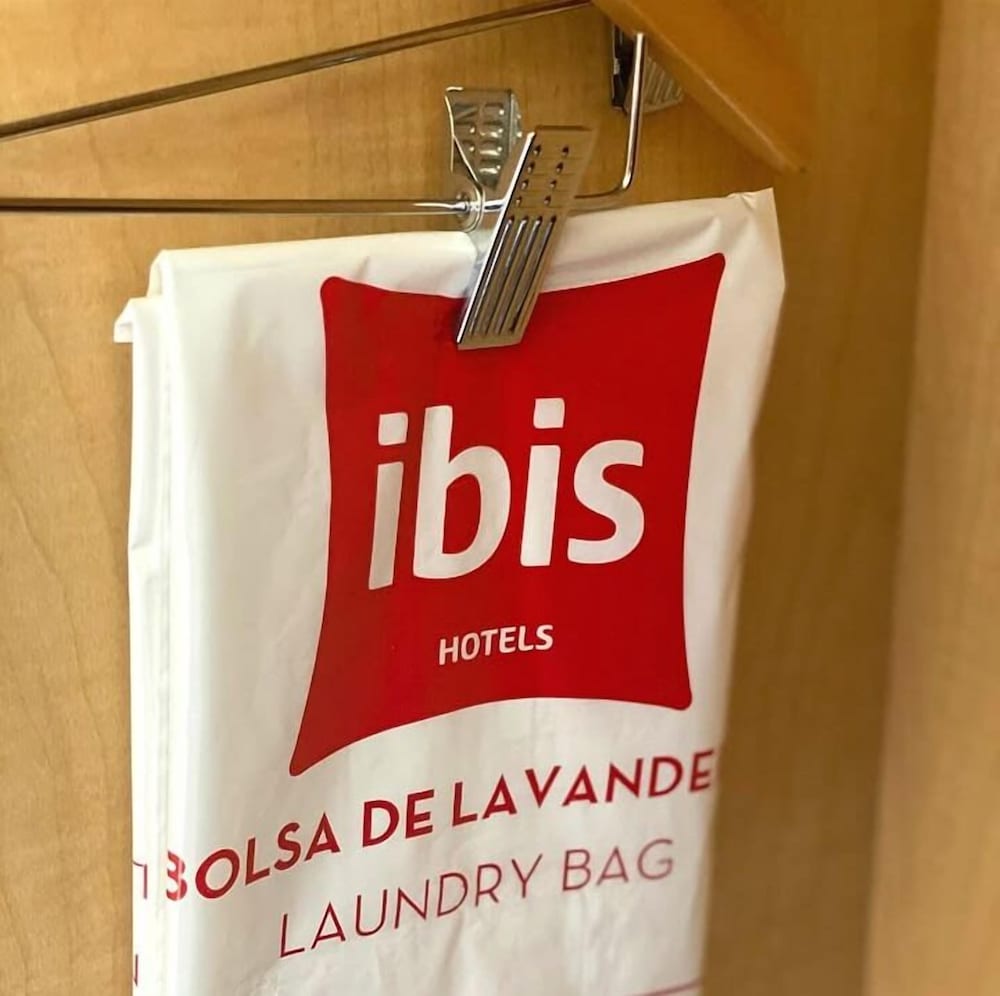 Una cama matrimonial, WiFi, televisor de pantalla plana LED y cuarto de baño con ducha del hotel Ibis Cancun Centro. Foto 14