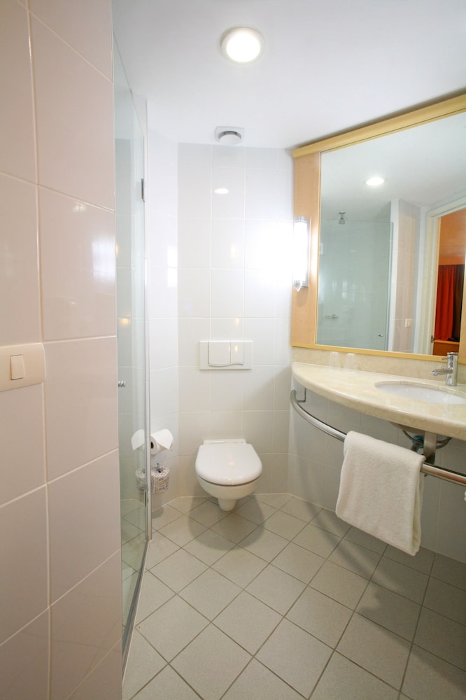 Una cama matrimonial, WiFi, televisor de pantalla plana LED y cuarto de baño con ducha del hotel Ibis Cancun Centro. Foto 15