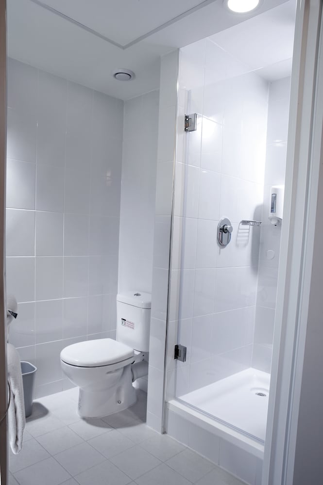 Una cama matrimonial, WiFi, televisor de pantalla plana LED y cuarto de baño con ducha del hotel Ibis Cancun Centro. Foto 16