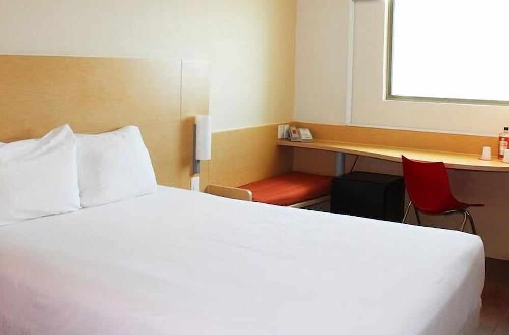 Una cama matrimonial con vista a la laguna, Caja fuerte, frigo - bar, cama matrimonial del hotel Ibis Cancun Centro. Foto 1