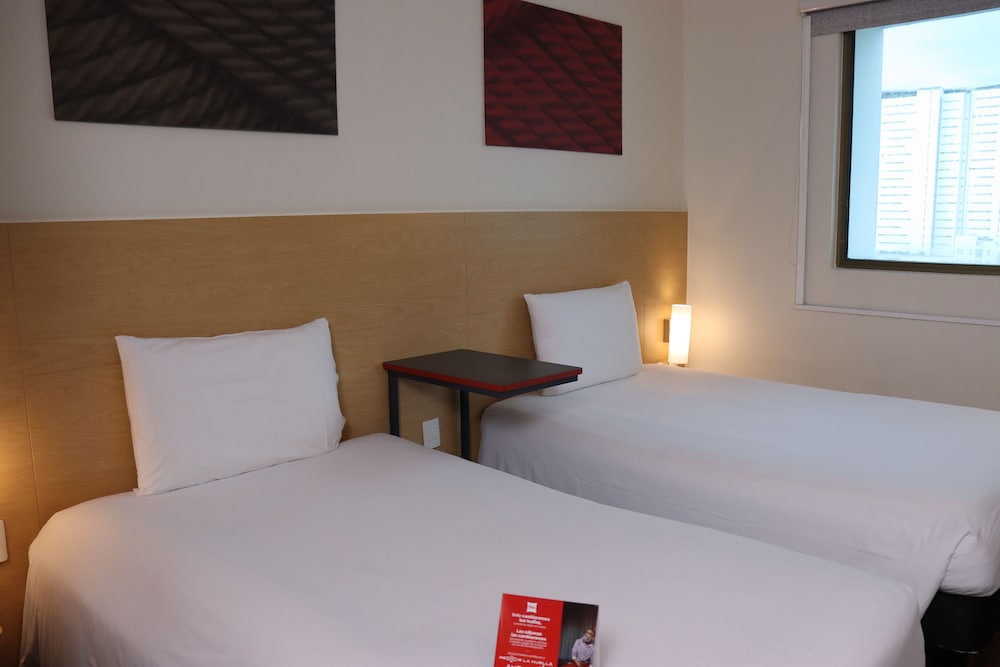 Habitación Standard con 2 camas individuales del hotel Ibis Cancun Centro. Foto 5