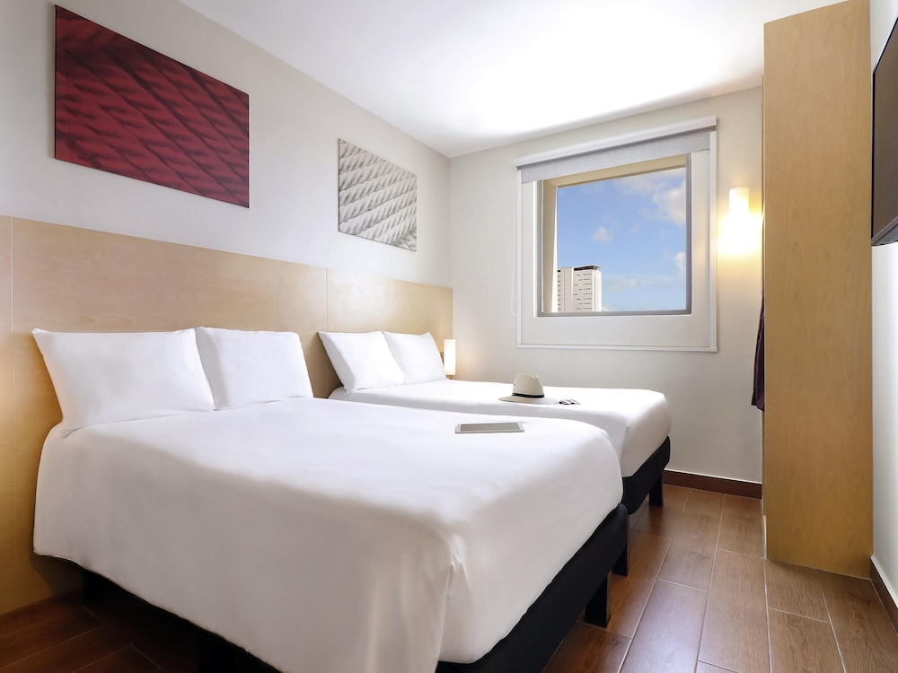 Habitación Standard con 2 camas individuales del hotel Ibis Cancun Centro. Foto 7