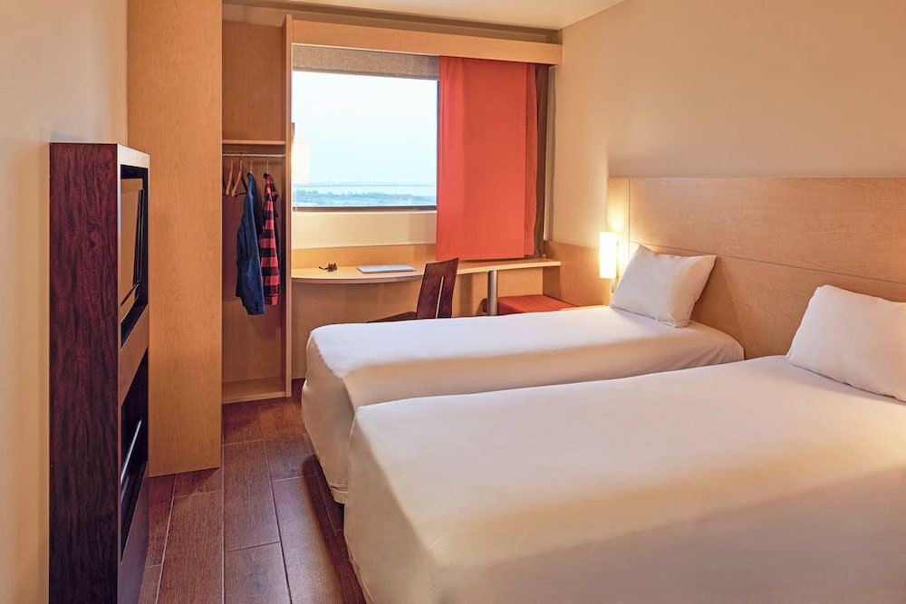 Habitación Standard con 2 camas individuales del hotel Ibis Cancun Centro. Foto 10