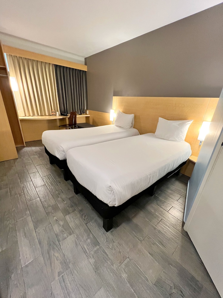 Habitación con 2 camas matrimoniales del hotel Ibis Merida. Foto 1