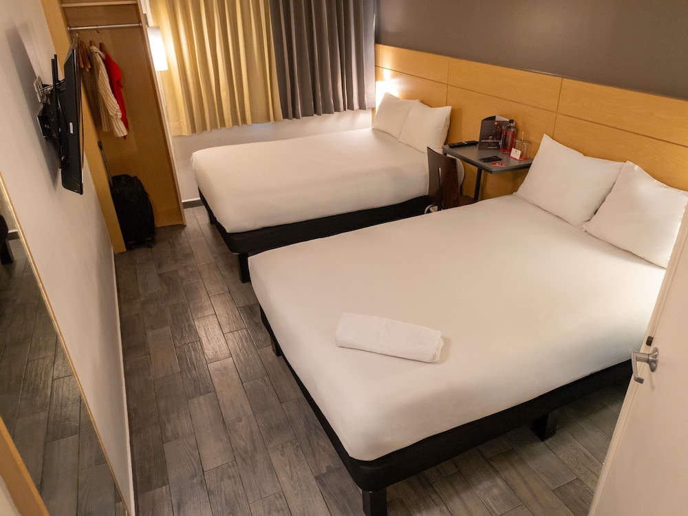 Habitación con 2 camas matrimoniales del hotel Ibis Merida. Foto 6