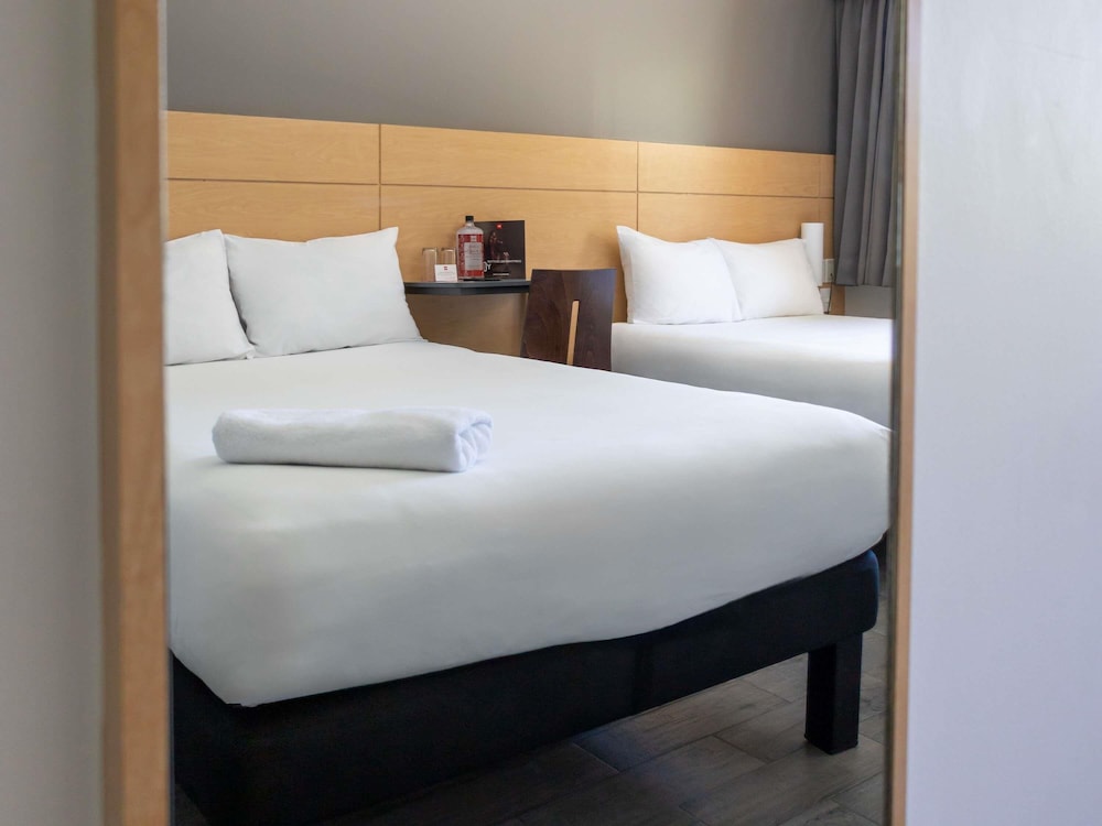 Habitación con 2 camas matrimoniales del hotel Ibis Merida. Foto 8