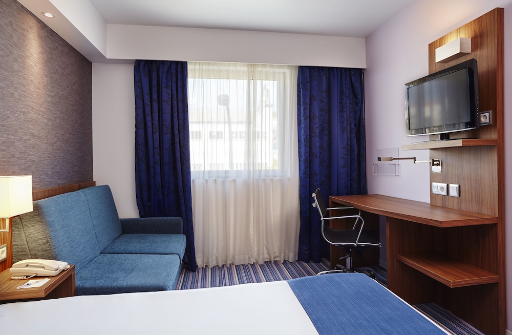 Habitación estándar, 1 cama doble, accesible para personas con discapacidad (Free Breakfast) del hotel Holiday Inn Express Lisbon - Alfragide, An IHG. Foto 1