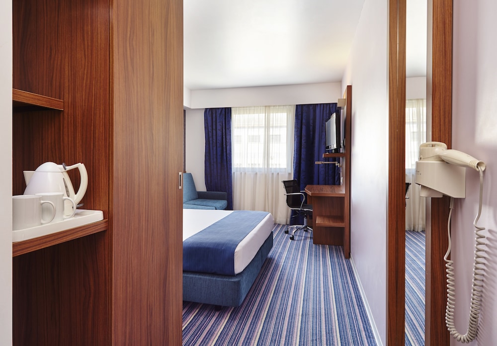 Habitación estándar, 1 cama doble, accesible para personas con discapacidad (Free Breakfast) del hotel Holiday Inn Express Lisbon - Alfragide, An IHG. Foto 2