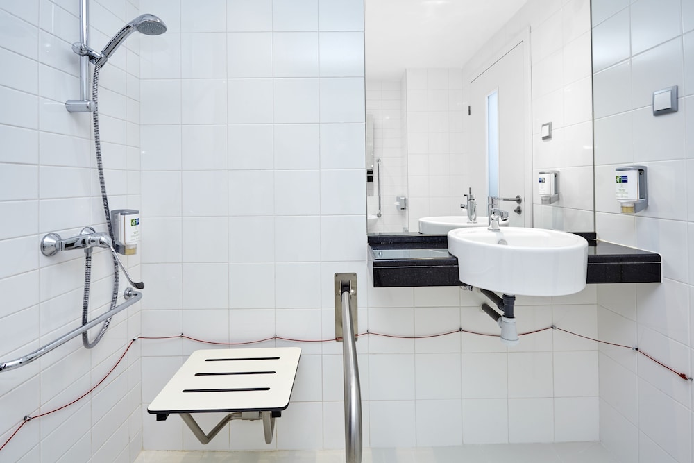 Habitación estándar, 1 cama doble, accesible para personas con discapacidad (Free Breakfast) del hotel Holiday Inn Express Lisbon - Alfragide, An IHG. Foto 12