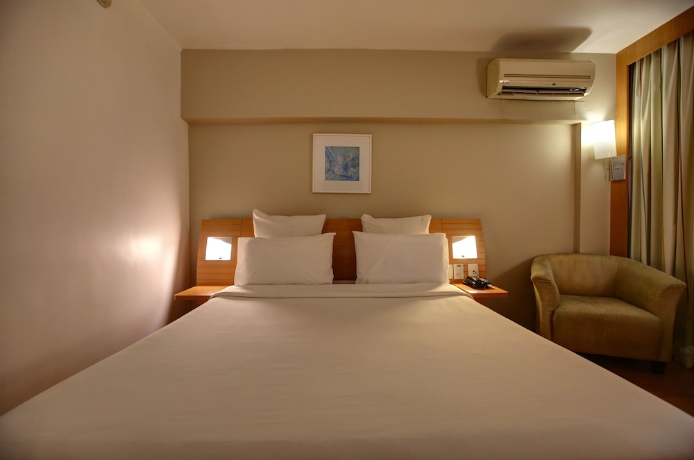 Habitación Executive con 1 cama doble y 1 sofá cama del hotel Novotel Rj Santos Dumont. Foto 1