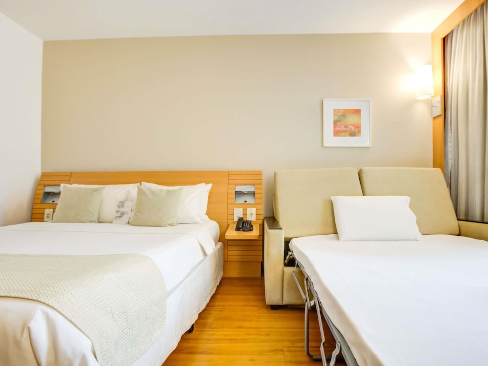 Habitación Executive con 1 cama doble y 1 sofá cama del hotel Novotel Rj Santos Dumont. Foto 4