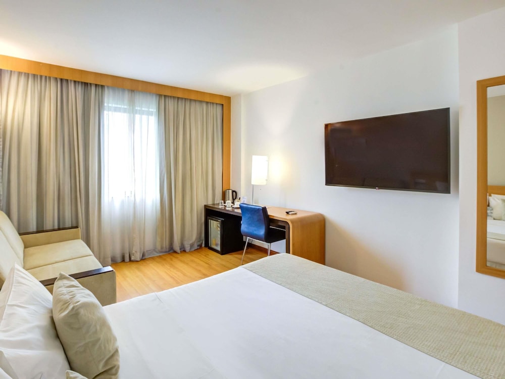 Habitación Executive con 1 cama doble y 1 sofá cama del hotel Novotel Rj Santos Dumont. Foto 6