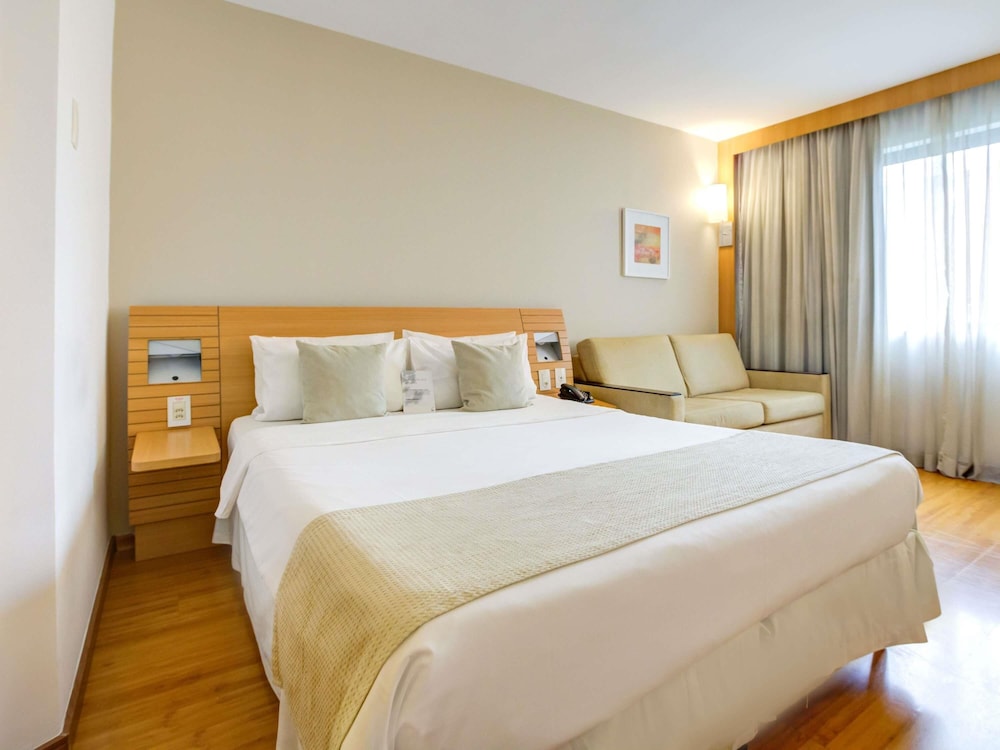 Habitación Executive con 1 cama doble y 1 sofá cama del hotel Novotel Rj Santos Dumont. Foto 8